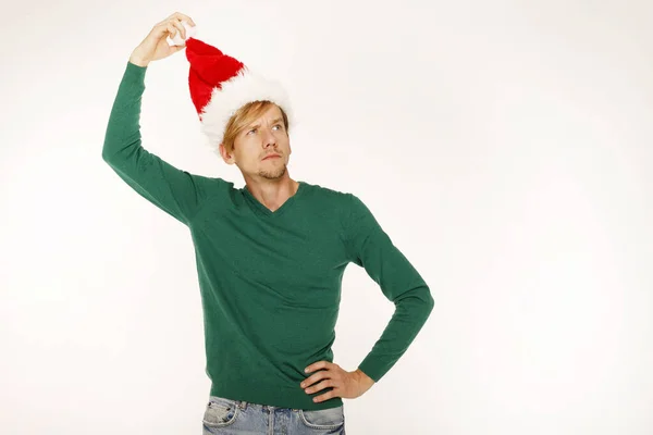 남자가 클로스 모자를 크리스마스 트리를 복제품 공간을 쳐다보고 있습니다 크리스마스와 — 스톡 사진
