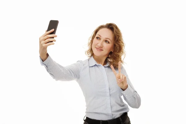 Junge Glückliche Geschäftsfrau Mit Lockigem Haar Die Vor Weißem Hintergrund — Stockfoto