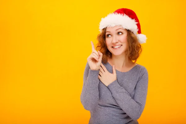 Jonge Vrolijke Vrouw Met Krullend Haar Kerstman Hoed Staan Gele — Stockfoto