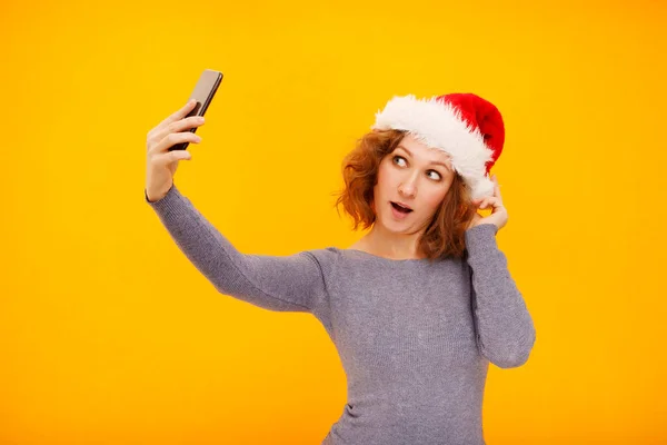 Joven Mujer Feliz Con Pelo Rizado Sombrero Santa Claus Pie —  Fotos de Stock