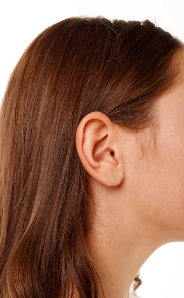 Nahaufnahme Des Menschlichen Frauenohrs Vor Weißem Hintergrund — Stockfoto