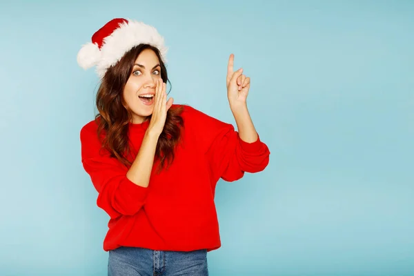 Jovem Mulher Feliz Com Cabelos Encaracolados Chapéus Papai Noel Sobre — Fotografia de Stock
