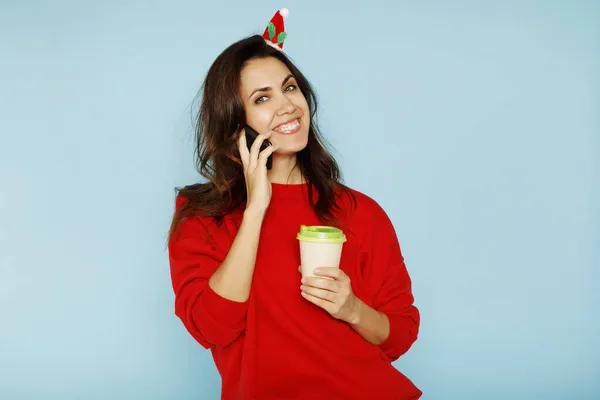 Junge Schöne Weihnachtsfrau Die Smartphone Spricht Und Tee Oder Kaffee — Stockfoto