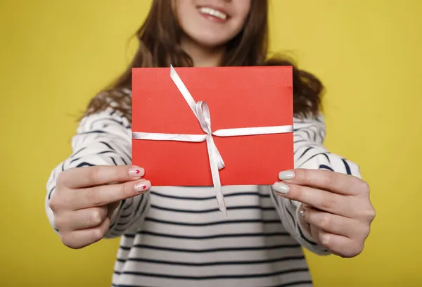 Feliz Joven Adolescente Tiene Certificado Regalo Rojo Sobre Fondo Amarillo —  Fotos de Stock