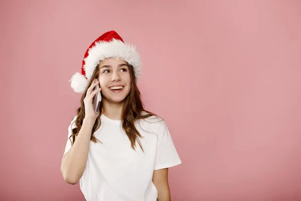 Szczęśliwy Młody Nastolatek Dziewczyna Santa Claus Kapelusz Rozmawia Przez Telefon — Zdjęcie stockowe