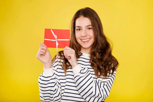 Menina Adolescente Feliz Detém Certificado Presente Vermelho Fundo Amarelo Pessoas — Fotografia de Stock