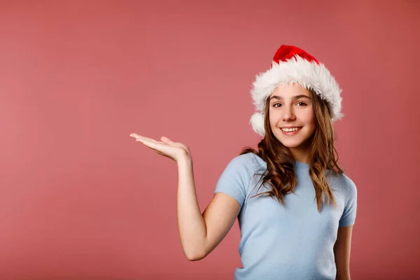 Jonge Gelukkige Vrouw Kerstman Hoed Staan Roze Achtergrond Met Product — Stockfoto