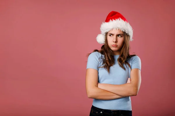 Irritado Infeliz Caucasiano Menina Adolescente Papai Noel Chapéu Vermelho Olhando — Fotografia de Stock