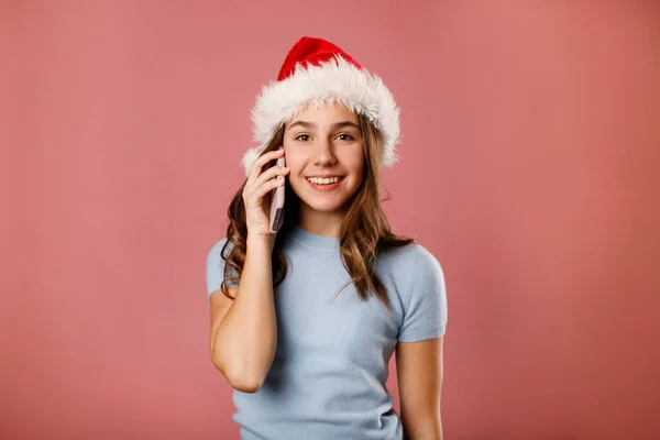 Felice Ragazza Adolescente Cappello Babbo Natale Parlando Telefono Donna Allegra — Foto Stock