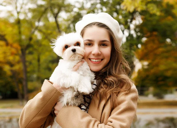 Porträt Der Jungen Glücklichen Kaukasischen Teenager Mädchen Mit Französischem Weißen — Stockfoto