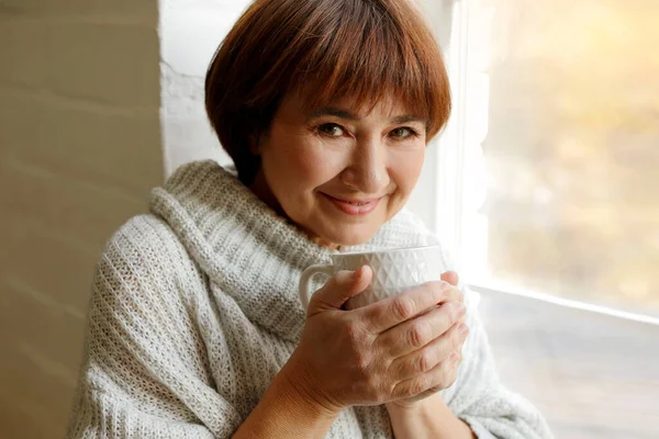 Schöne Reife Frau Mittleren Alters Pullover Die Tee Oder Kaffee — Stockfoto