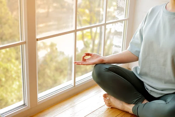 Primer Plano Mano Mujer Durante Meditación Sentada Alféizar Ventana Concepto — Foto de Stock