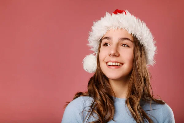 Portret Van Mooie Tiener Meisje Dragen Santa Claus Hoed Roze — Stockfoto