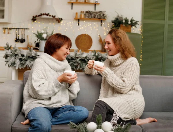 Feliz Madre Familia Amorosa Hija Adulta Sentada Cocina Decorada Navidad — Foto de Stock