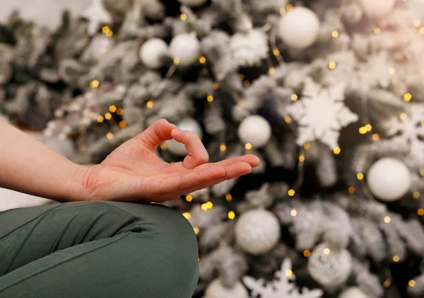 Närbild Kvinnans Hand Meditation Sitter Över Nyår Träd Bakgrund Jul — Stockfoto