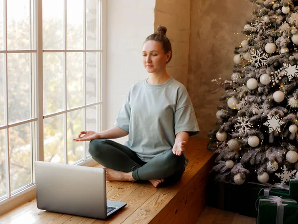 Retrato Mulher Jovem Meditando Enquanto Sentado Perto Árvore Natal Usando — Fotografia de Stock