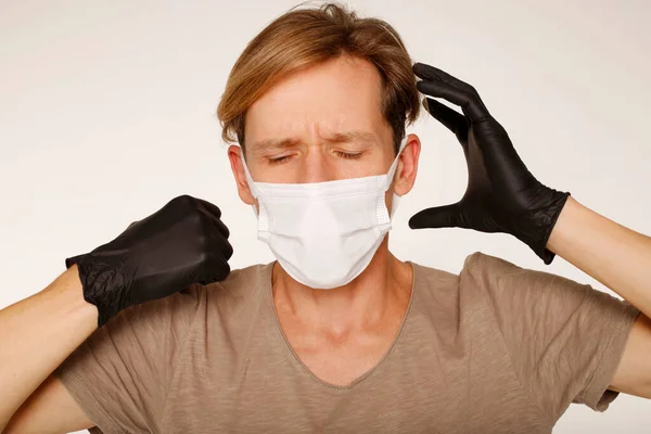 Knappe Zieke Jongeman Met Migraine Met Een Medisch Masker Zwarte — Stockfoto