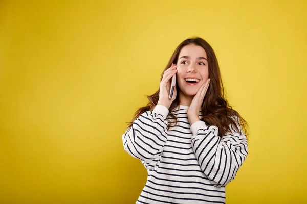 Glückliches Junges Teenager Mädchen Telefoniert Fröhliche Frau Genießt Angenehme Handygespräche — Stockfoto