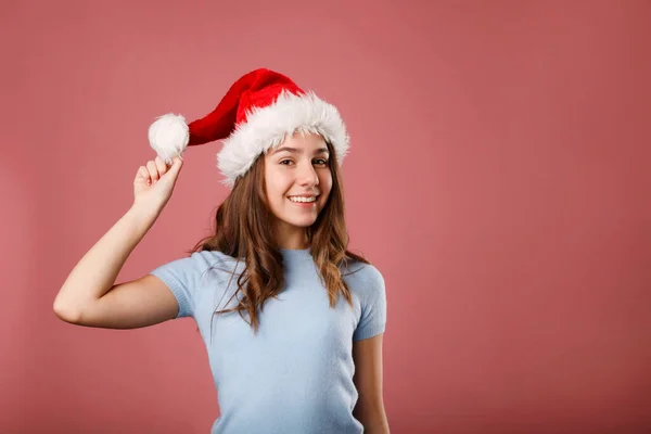 Joven Mujer Feliz Santa Claus Sombrero Pie Sobre Fondo Rosa —  Fotos de Stock