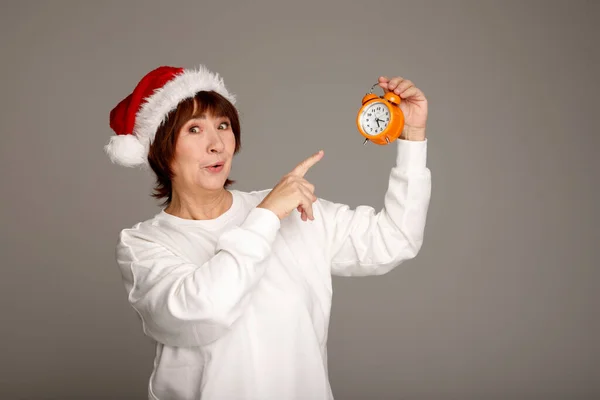 Surprised Mature Middle Aged Santa Claus Woman Pointing Orange Bog — Stockfoto