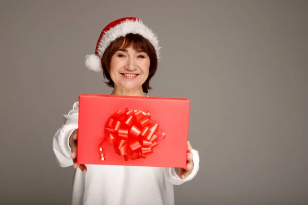 Middle Aged Mature Happy Woman Red Santa Claus Hat Present — 图库照片