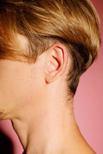 Nahaufnahme Bild Des Mannes Ohr Über Rosa Hintergrund Ohrengesundheitskonzept — Stockfoto
