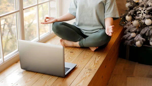 Portré Fiatal Meditál Miközben Közel Karácsonyfa Segítségével Laptop Online Jóga — Stock Fotó