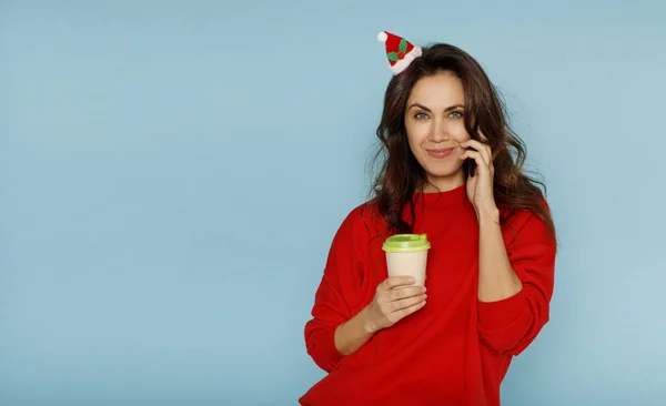 Giovane Bella Donna Babbo Natale Parlando Smartphone Bevendo Caffè Sfondo — Foto Stock