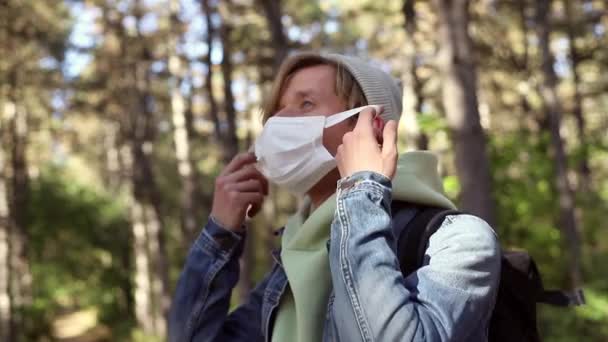 Giovane Viaggiatore Uomo Bello Togliersi Maschera Medica Protettiva Dal Viso — Video Stock