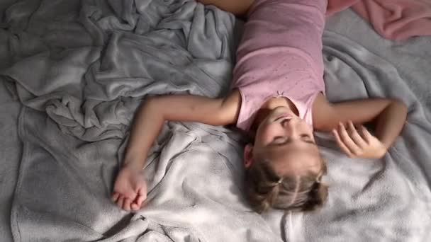 Nahaufnahme Eines Kleinen Mädchens Das Einem Hellen Zimmer Bett Schläft — Stockvideo
