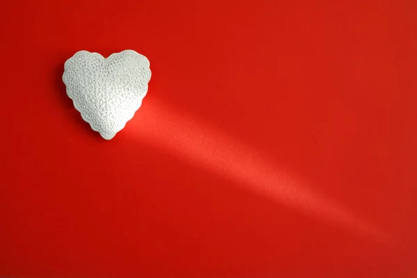 Corazón Blanco Sobre Fondo Rojo San Valentín Aniversario Día Madre — Foto de Stock