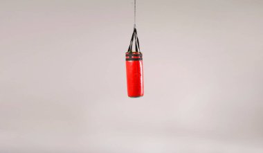 Meditasyon sırasında pencerenin kenarında oturan bir kadının elinin yakın çekimi. Ruh sağlığı konsepti