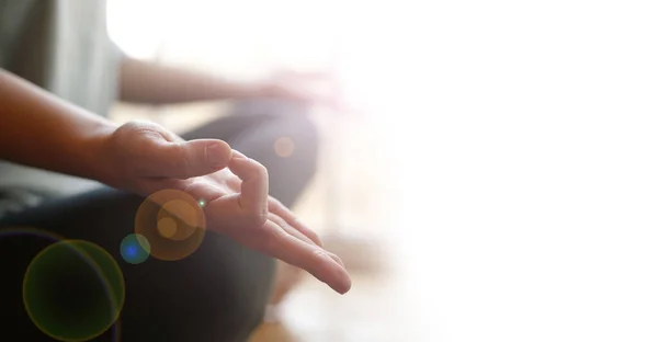 Närbild Kvinnans Hand Meditation Sitter Fönsterbrädan Begreppet Psykisk Hälsa — Stockfoto