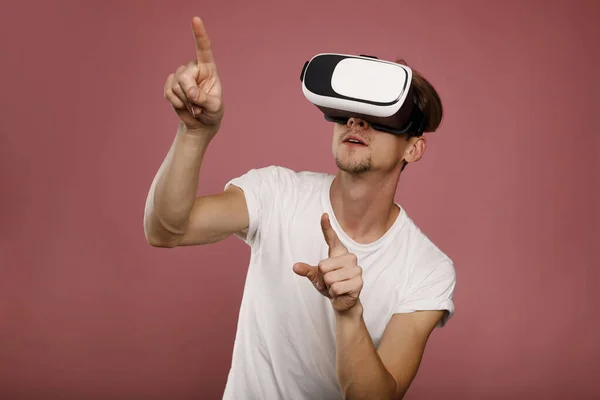 Молодой Человек Очках Виртуальной Реальности Розовом Фоне Концепция Виртуального Образа — стоковое фото