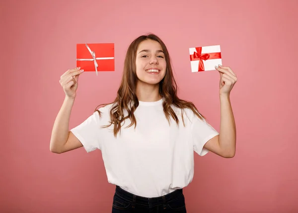 Glücklich Lächelndes Junges Teenager Mädchen Weißen Shirt Hält Zwei Verschiedene — Stockfoto