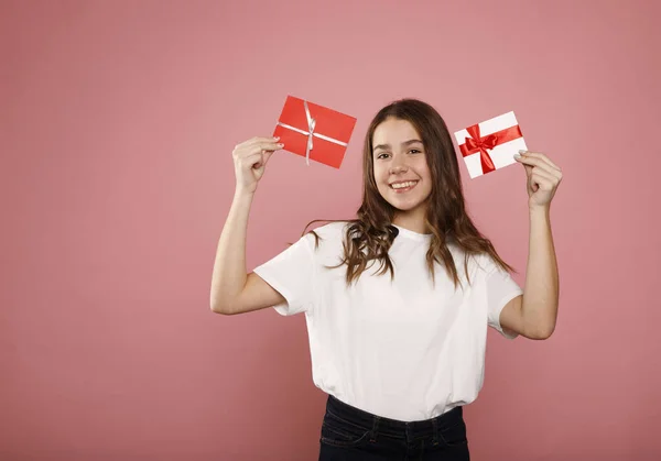 Glücklich Lächelndes Junges Teenager Mädchen Weißen Shirt Hält Zwei Verschiedene — Stockfoto
