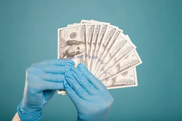 Close Das Mãos Médico Luvas Proteção Azul Segurando Dólares Sobre — Fotografia de Stock