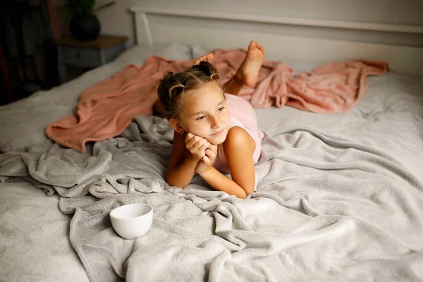 Linda Niña Feliz Con Dos Colas Caballo Cama Bebiendo Caliente —  Fotos de Stock