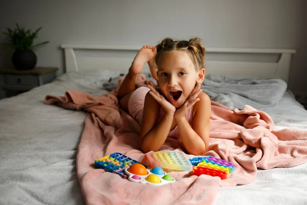 Mooi Klein Meisje Roze Pyjama Die Overdag Haar Bad Ligt — Stockfoto