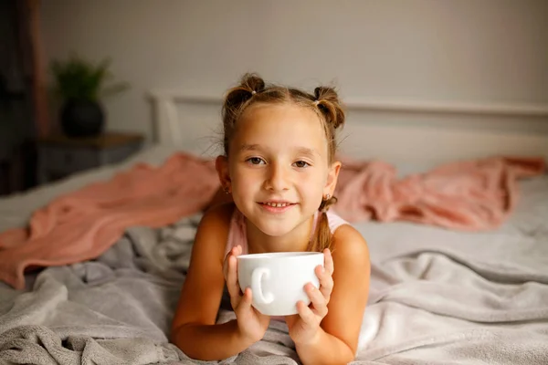Roztomilé Malá Šťastná Dívka Dvěma Culíky Posteli Pití Horký Čaj — Stock fotografie