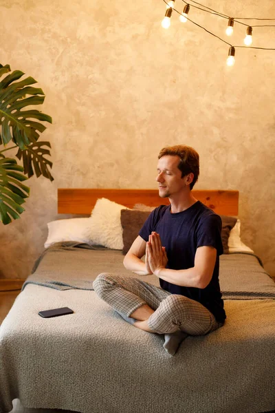 Фотографія Спокійного Американця Який Медитує Жестом Іменем Сидячи Ліжку Яскравій — стокове фото
