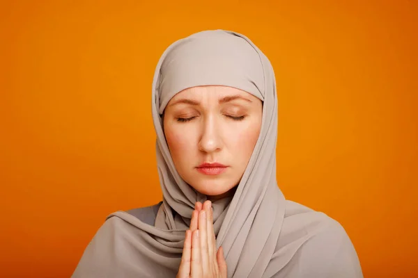 一个信奉宗教观念的年轻的穆斯林妇女 带着信仰和尊重向上帝祈祷 黄种人背景的穆斯林妇女 — 图库照片