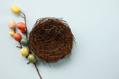 Mavi arka planda parlak renkli yumurtalar, metin için fotokopi alanı olan üst manzara. Mutlu Paskalyalar