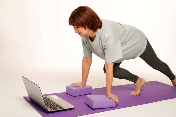 Beautiful Attractive Photogenic Woman 60S Practicing Yoga Mat Studio Front — Fotografia de Stock