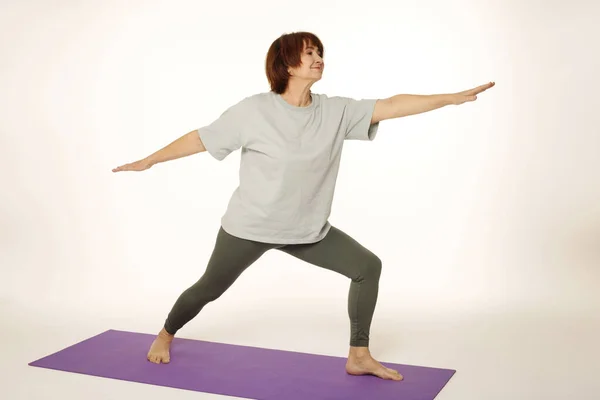 Beautiful Attractive Photogenic Woman 60S Practicing Yoga Mat Studio Warrior — Stockfoto