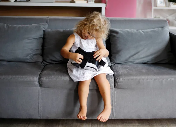 Menina Com Óculos Realidade Virtual Casa — Fotografia de Stock