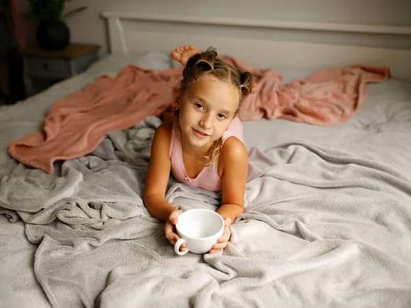 Šťastné Dítě Pije Čaj Posteli — Stock fotografie