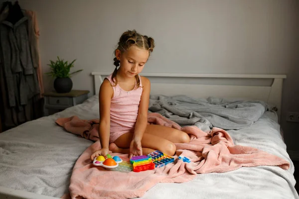 Malá Veselá Dívka Hraje Multi Barevné Plastové Hračky Pop Zatímco — Stock fotografie