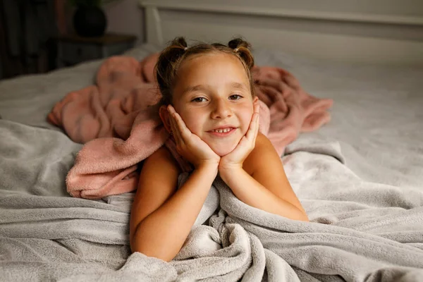 Cheerful Little Girl Bed Prepairing Sleep — стоковое фото