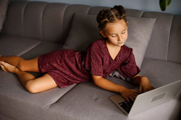 Egy Iskoláslány Távolról Tanul Egy Laptopon Keresztül Hívja Fel Tanárt — Stock Fotó